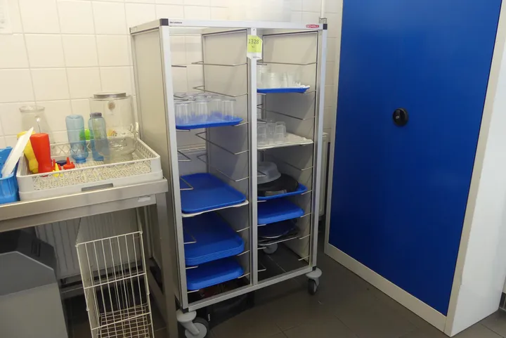 Tablettwagen, mit Inhalt